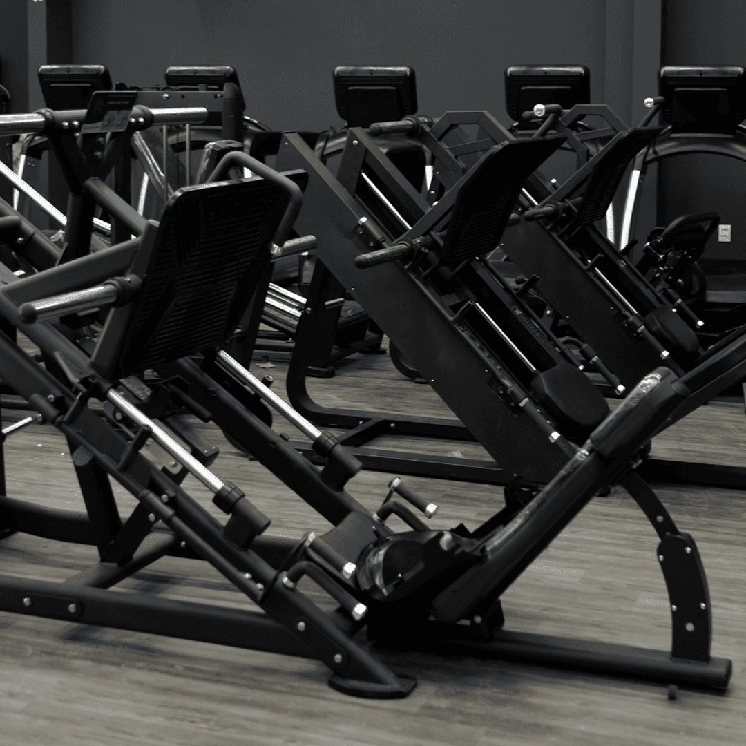 Foto de equipamentos de musculação modernos na academia CT Black Fit.